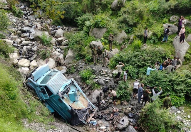 जम्मू-कश्मीर के उधमपुर में CRPF का वाहन गहरी खाई में गिरा, 2 जवानों की मौत और 12 घायल
