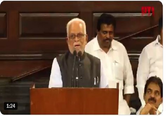 इंडिया गठबंधन के उपराष्ट्रपति पद के उम्मीदवार बी सुदर्शन रेड्डी विपक्षी सांसदों को संबोधित करते हुए बोले- जब सड़क खामोश होती है, सदन आवारा बनता है