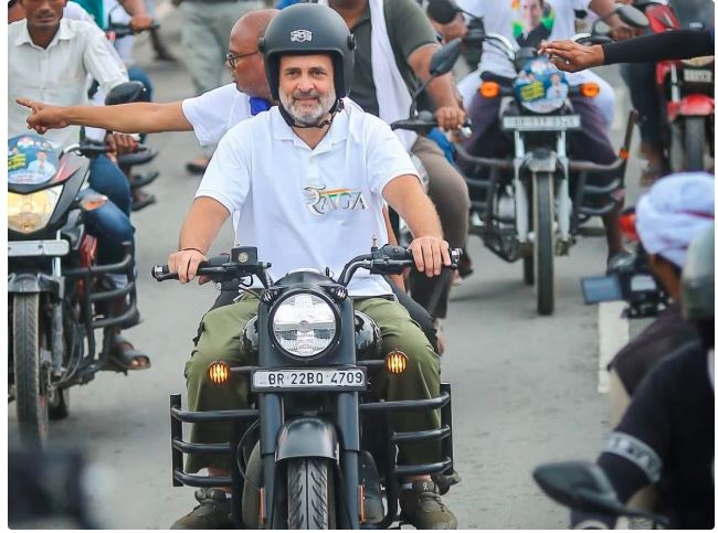 Voter Adhikar Yatra : बाइक पर सवार राहुल गांधी का वीडियो कांग्रेस ने लिखा- INDIA हंसते जाना है, आगे बढ़ते जाना है …