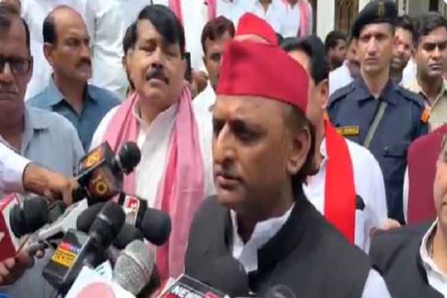 अखिलेश यादव ने चुनाव आयोग पर साधा निशाना, कहा-18 हजार वोट को डिलीटेड में किया गया शामिल, शिकायत के बाद भी नहीं हुई कार्रवाई