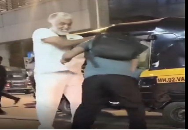 नाबालिग छात्र के पास नहीं थे 30 रुपए, ऑटो चालक ने जड़े थप्पड़, वीडियो सोशल मीडिया पर वायरल