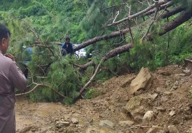 Mumbai Weather Update: मुंबई में भारी बारिश से ‘हाहाकार’, आधी रात को हुई लैंडस्लाइड में 2 की मौत और 4 घायल