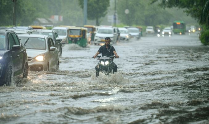 दिल्ली में बारिश ने बरसाई आफत दूकानों में घूसा पानी सड़के लबालब