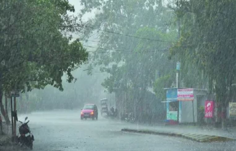 यूपी में लखनऊ समेत प्रदेश के कई जिलों पर भारी बारिश का अलर्ट जारी, 15 अगस्त को हो सकती है बरसात