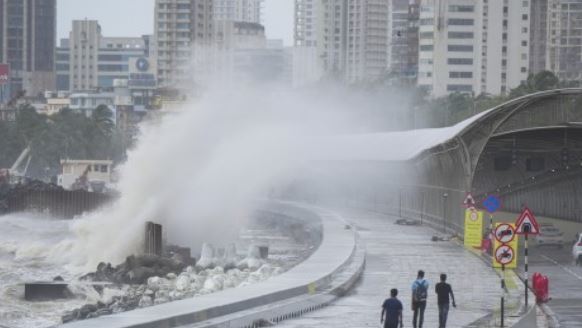 महाराष्ट्र में बारिश का कहर,बाढ़ जैसे हालात, पानी से तबाही, फसलें बर्बाद,कई गांवों से टूटा संपर्क
