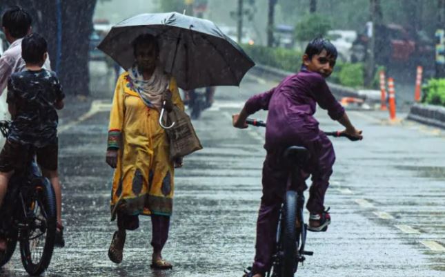 उत्तर प्रदेश के कई जिलों में भारी बारिश का अलर्ट, लखनऊ का आज बदला मौसम, सुबह से खिली धूप, बरस सकता है पानी