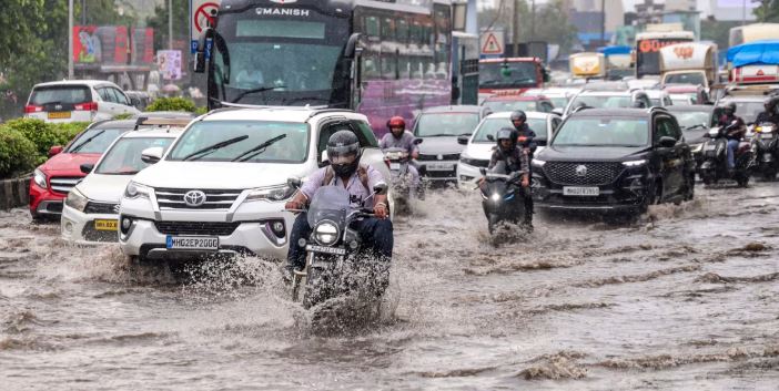 मुंबई में भारी बारिश की चेतावनी , 19 अगस्त तक रहेगा ऑरेंज अलर्ट,इंडिगो, अकासा एयर ने जारी की एडवाइजरी