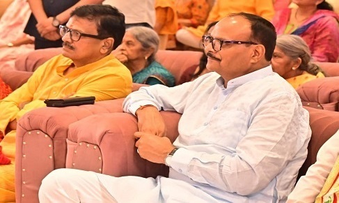 जल जीवन मिशन योजना को भ्रष्टाचार की दलदल में धकेल कर भगवत मार्ग पर चले अपर मुख्य सचिव अनुराग श्रीवास्तव, डिप्टी सीएम के साथ दिखे