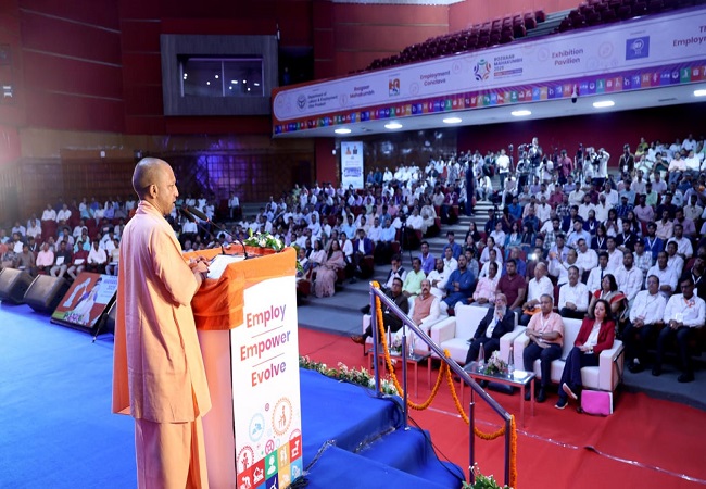 सीएम योगी, बोले-यूपी में कार्य करने वाले युवाओं को मिलेगी न्यूनतम वेतन की गारंटी, कंपनी या नियुक्ता नहीं कर पाएगा कर्मचारी का शोषण