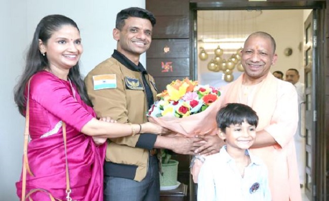 Axiom Mission 4 को सफलता के शिखर तक पहुंचाने वाले ग्रुप कैप्टन शुभांशु शुक्ला ने सीएम योगी से की मुलाकात