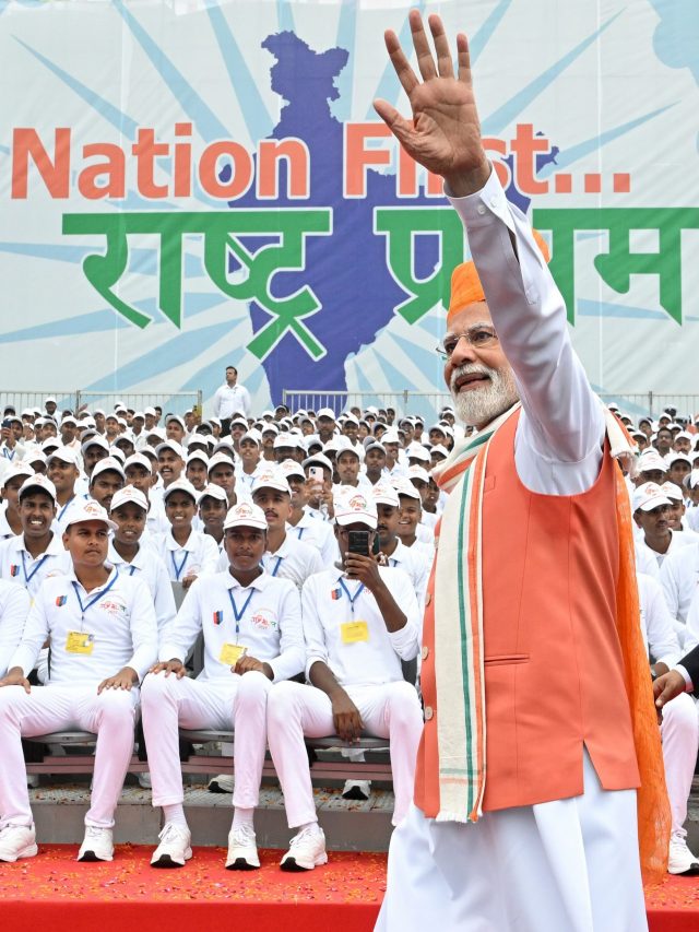 लाल किले से दहाड़े पीएम मोदी, बोले- सेना का पराक्रम दशकों याद रहेगा