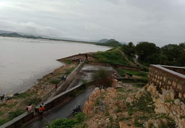 राजस्थान में आई बाढ़, पलटी नांव दर्जनों लोग पानी में बहे, एनडीआरएफ बचाव कार्य में जुटी- देखे वीडियो