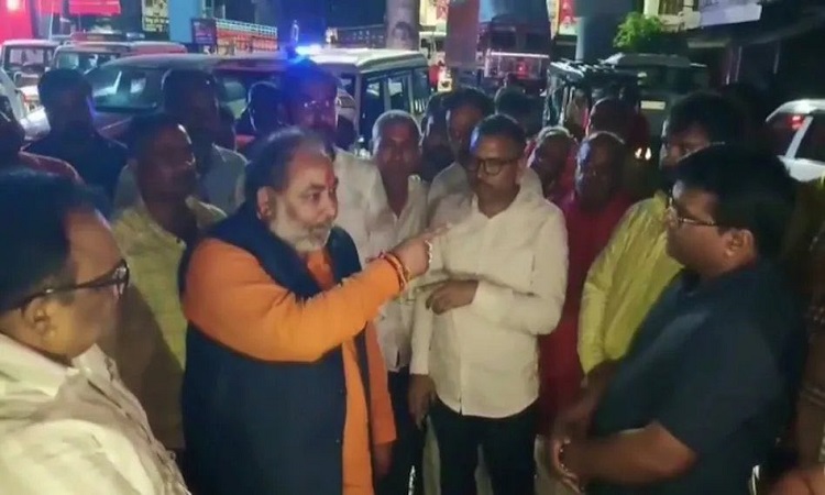 ज्यादा दिमाग न खराब हो, मैं यहां का विधायक और मंत्री हूं, जानता हूं किसके इशारे पर कर रहे हो काम…PWD के अधिकारी पर भड़के दयाशंकर सिंह