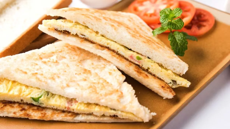 खाना चाहते हैं हेल्‍दी और टेस्‍टी नाश्‍ता, तो 5 मि‍नट में बनाकर तैयार करें Cheesy Bread Omelette; आसान है रेस‍िपी