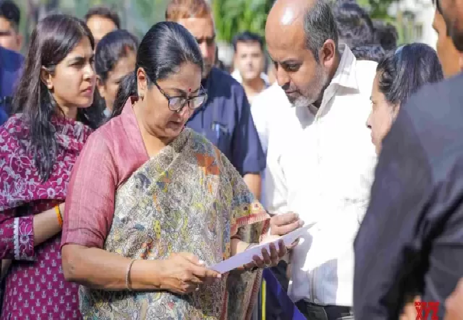 Delhi CM: दिल्ली की CM रेखा गुप्ता पर हमला, BJP ने कहा- हाथ पकड़कर खींचने की हुई कोशिश, सिर पर मेज लगने से लगी चोट