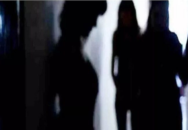 स्वरूप नगर में सेक्स रैकेट का भंडाफोड़: 14 वर्षीय नाबालिग समेत 5 को कराया मुक्त, तीन आरोपी गिरफ्तार