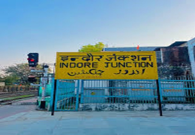 इंदौर रेलवे स्टेशन पर कई ट्रेनों का प्लेटफार्म बदला, यात्रियों में मची भगदड़