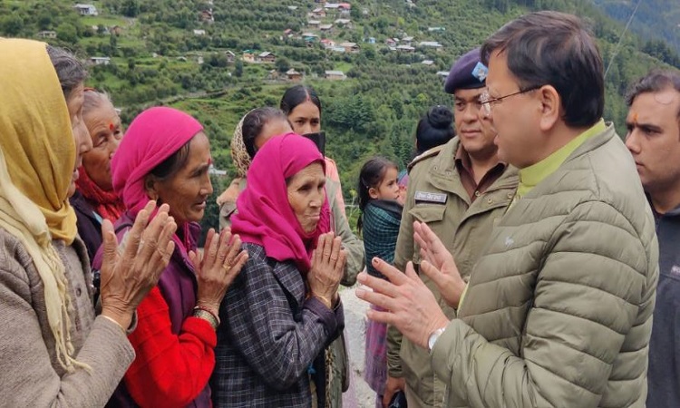 Uttarkashi cloudburst: धराली पहुंचे CM धामी, आपदा से हुए नुकसान का लिया जायजा, पीड़ितों से कहा-सरकार आपके साथ है खड़ी
