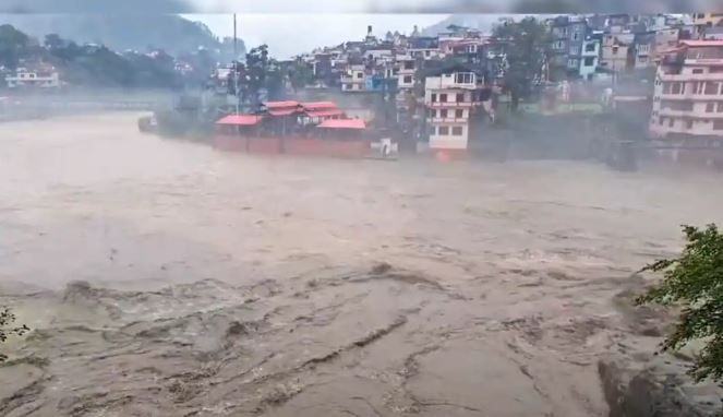 भारी बारिश के चलते बादल फटने से धराली पूरी तरह से बबार्द, सेना का रेस्क्यू अभियान जारी