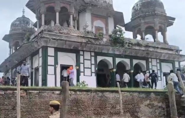 यूपी के फतेहपुर में बढ़ा बवाल: मकबरा बनाम मंदिर को लेकर तनाव, पूजा करने पहुंचे लोग, पुलिस ने संभाला मोर्चा