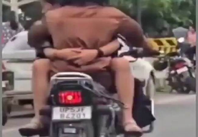 चलती बाईक पर रोमांस करते नजर आए कपल्स, अब पुलिस रही तलाश, वीडियो हुआ वायरल