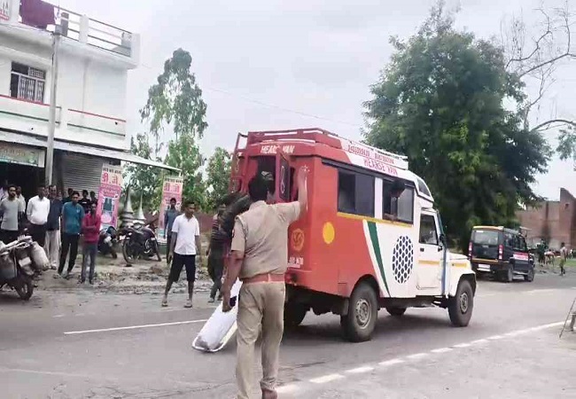 200 रुपए के विवाद में चलती एंबुलेंस से फेका युवक का शव, सोशल मीडिया पर वायरल हुआ वीडियो, देखे वीडियो