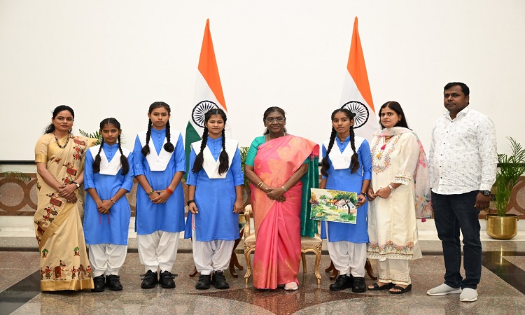 गोरखपुर को मिला गौरव, बड़हलगंज की बेटियों ने बांधी राष्ट्रपति को राखी