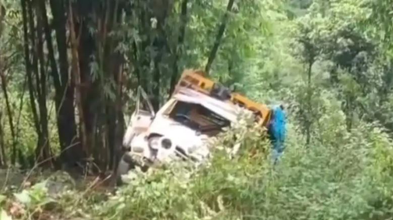 हिमाचल में श्रद्धालुओं से भरी पिकअप खाई में गिरी , चार लोगों की दर्दनाक मौत