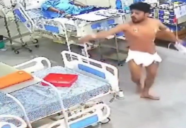 दुर्घटना में घायल युवक को निजी अस्पताल प्रबंधन ने बताया कोमा में, मरीज अर्धनग्न हालत में आया बाहर- देखे वीडियो