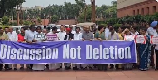 SIR को लेकर संसद में इंडिया गठबंधन का विरोध प्रदर्शन, कहा-सरकार सवालों से बचने के लिए लगातार करवा रही सदन स्थगित