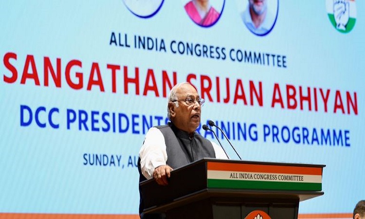 बग़ैर अपने संगठन को मजबूत किए, बिना जिलाध्यक्षों को अहमियत दिए, सत्ता में मजबूती से वापसी नहीं कर सकते: खरगे