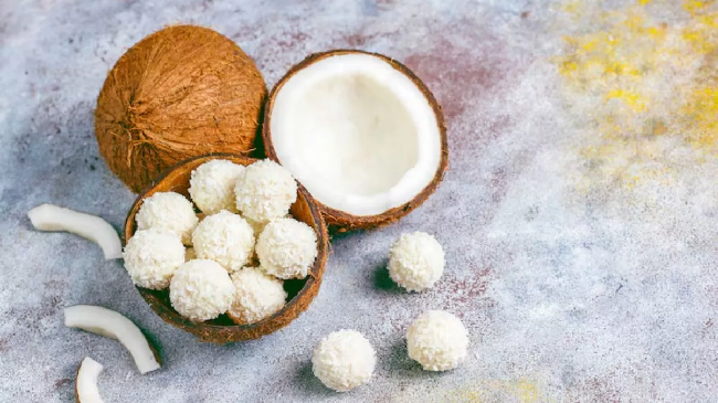 coock Tips: गणेश चतुर्थी पर बप्‍पा को भोग लगाने के ल‍िए घर पर बनाएं नार‍ियल के लड्डू, आसान है रेस‍िपी