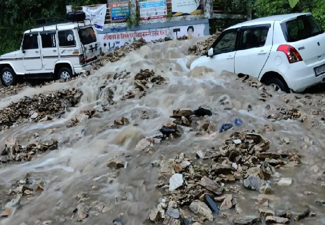 Uttarakhand Cloudburst: उत्तराखंड के चमोली में बादल फटा, केदारघाटी में पुल बहा, उफान पर हैं अलकनंदा और मंदाकिनी