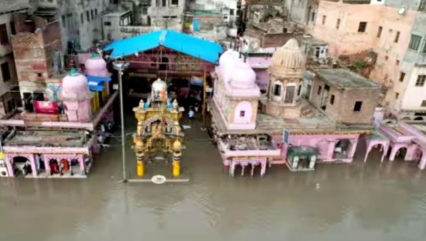 मथुरा में यमुना ​ने लिया रौद्र रूप, गोकुल बैराज के सभी गेट खोले गए, पूरी तरह डूब चुका विश्राम घाट