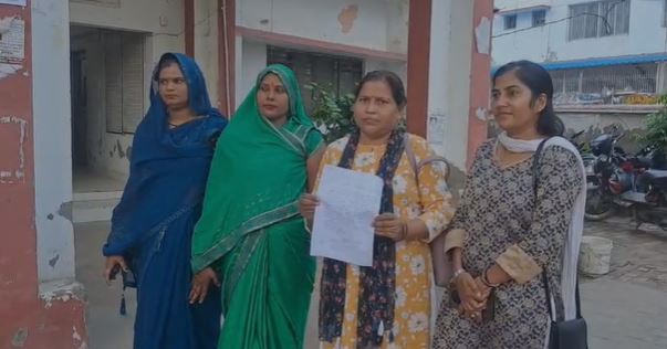 UP News: नारी शक्ति मथुरा वृंदावन ने कथा प्रवक्ता अनिरुद्धाचार्य के खिलाफ कोतवाली में दी तहरीर