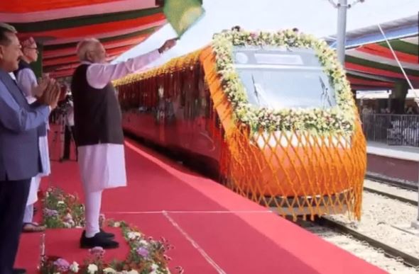 प्रधानमंत्री मोदी बेंगलुरु में यलो लाइन उद्घाटन के साथ वंदे भारत ट्रेनों को हरी झंड़ी दिखा किया रवाना