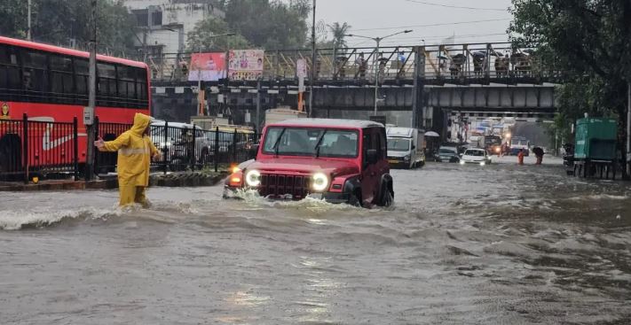 मुंबई में आज हो रही मूसलाधार बरसात, बीएमसी का प्राइवेट संस्थानों से कर्मचारियों को घर से काम कराने की अपील