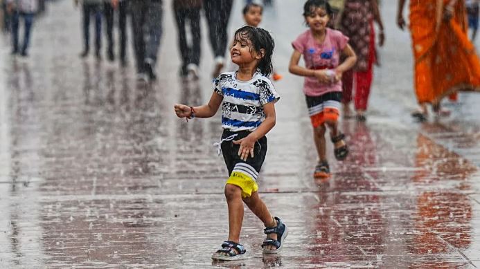लखनऊ में आज बादलों के आवाजाही से मौसम हुआ सुहाना,  गर्मी उमस से मिली राहत