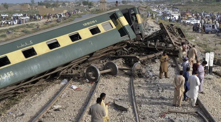 Pakistan Train Accident  : पाकिस्तान में पटरी से उतरी ट्रेन , हादसे में एक शख्स की मौत  ,  कई घायल