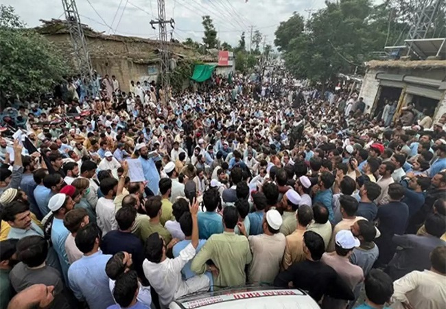 पाकिस्तान में चार लाख लोग हुए घर में कैद, सेना चला रही ऑपरेशन