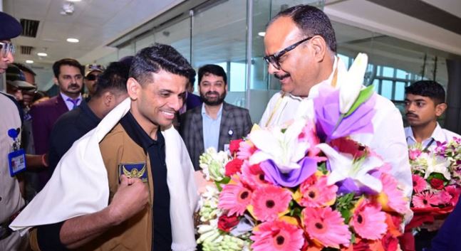 लखनऊ पहुंचे ग्रुप कैप्टन शुभांशु शुक्ला का हुआ भव्य स्वागत, डेढ़ साल बाद बेटे से मिलकर भावुक हुईं मां