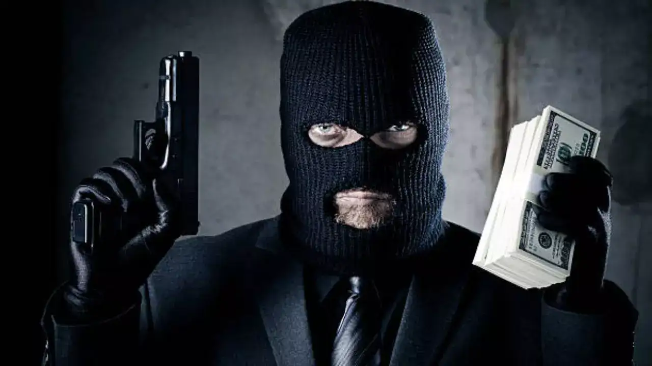 पटना में दिनदहाड़े बैंक में घुसा लुटेरा, पिस्टल लेकर ज्वेलरी शॉप के स्टाफ से छिनने लगा पैसे, मचा हड़कंप