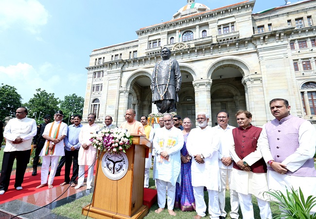 मुख्यमंत्री योगी आदित्यनाथ ने पूर्व प्रधानमंत्री अटल बिहारी वाजपयी को दी श्रद्धांजलि