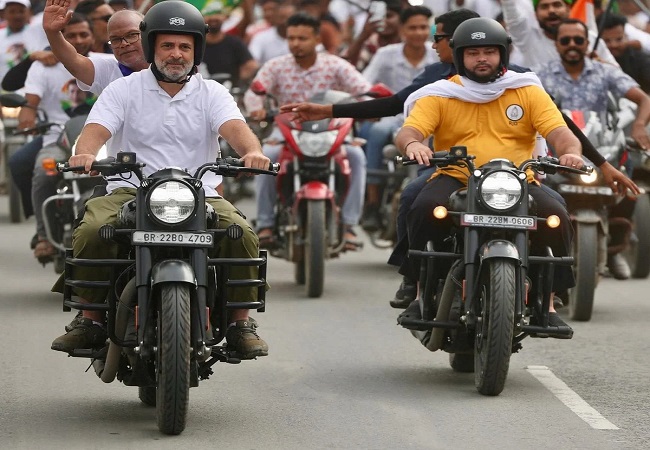 सुरक्षा घेरा तोड़ राहुल गांधी को युवक ने चूमा, एसपीजी ने जड़ा थप्पड़, देखे वीडियो