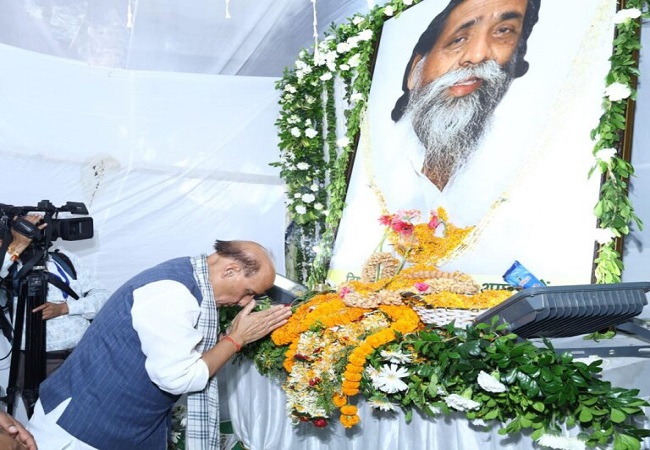 दिशोम गुरु जी के श्राद्ध में पहुंचे राजनाथ सिंह और बाबा रामदेव