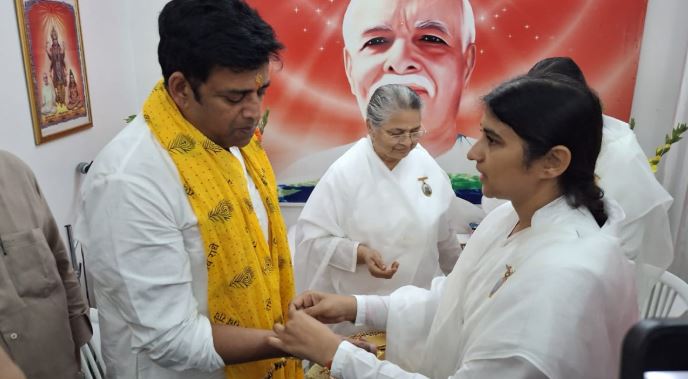 रक्षाबंधन पर ब्रह्मकुमारी बहनों संग बंधा प्रेम का अटूट बंधन: शाहपुर में राखी मिलन कार्यक्रम में पहुंचे सांसद रवि किशन