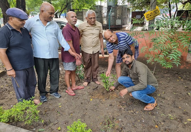 Good Initiative : प्रेरणा पार्क में आरएसएस की विराट खंड दो के स्वयं सेवकों ने किया वृक्षारोपण