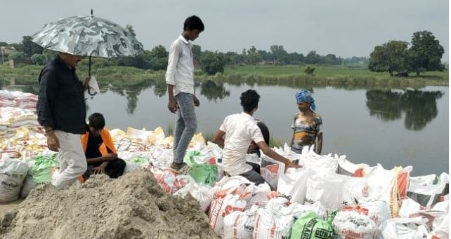 SantKabir Nagar News: बाढ़ बचाव कार्यों की असली हकीकत हो रही उजागर, नाबालिग बच्चों से कराया जा रहा काम, वीडियो वायरल