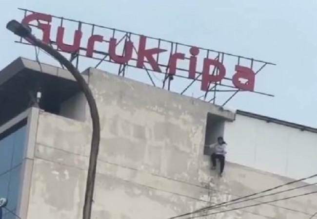 नीट की तैयारी कर रही छात्रा कोचिंग की छत से लटकी- दे​खे दिल दहला देने वाला वीडियो