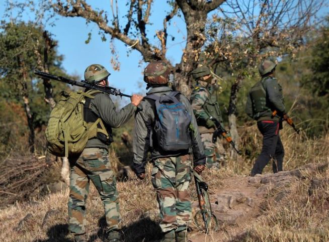 जम्मू-कश्मीर के अखल वन में सुरक्षा बलों ने एक आतंकवादी को मार गिराया , दोनों के बीच मुठभेड़ जारी
